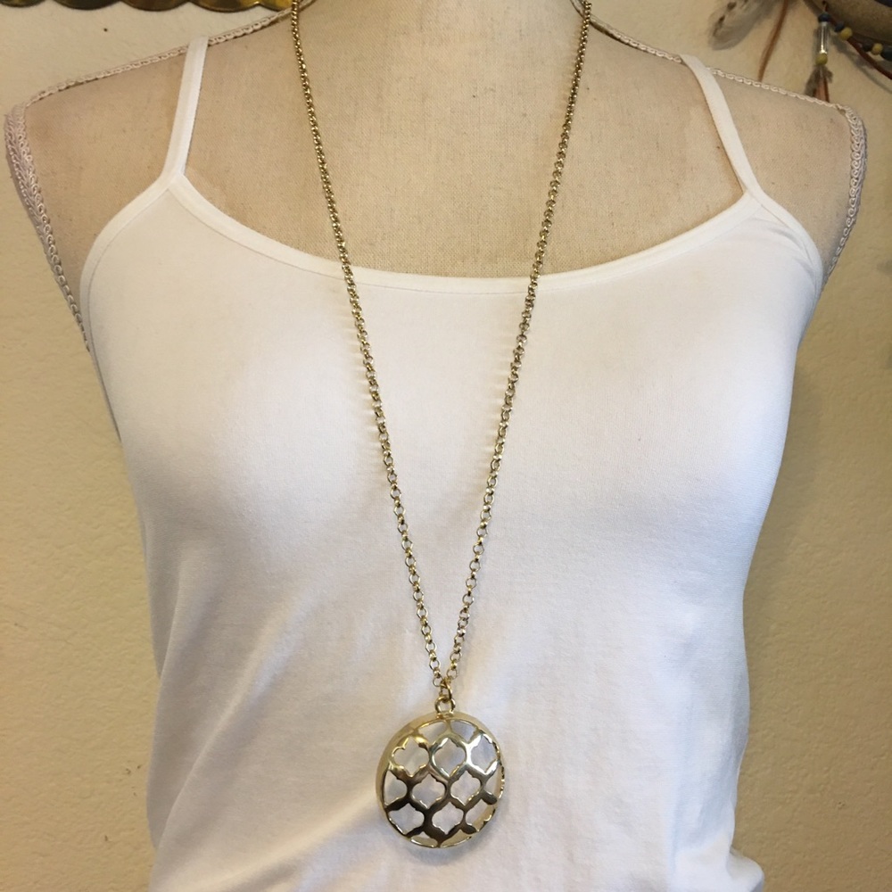 Gold tone cut out pattern pendant on chain link